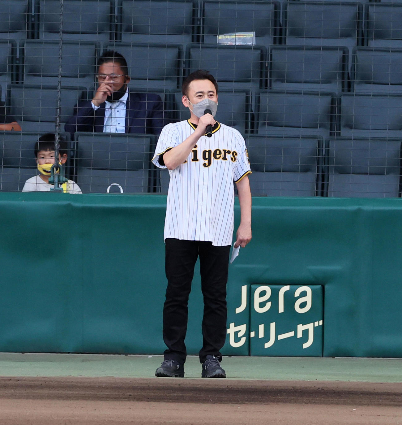 阪神対広島　「終末のワルキューレ」ゼウス役の声優の高木渉（撮影・加藤哉）