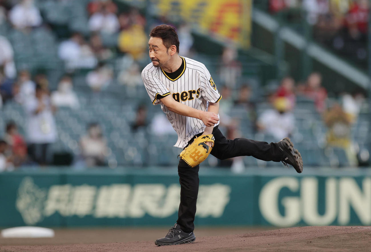 阪神対広島　「終末のワルキューレナイター」ファーストピッチセレモニーで投球する声優の高木渉（撮影・前田充）