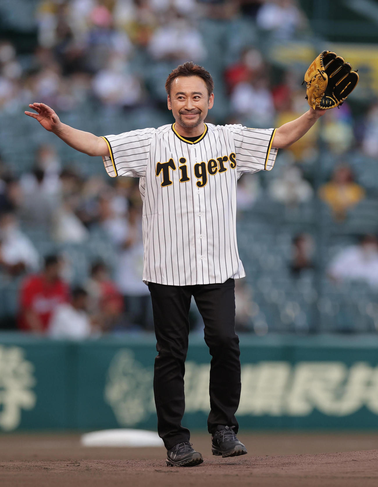 阪神対広島　「終末のワルキューレナイター」ファーストピッチセレモニーを行った声優の高木渉（撮影・前田充）