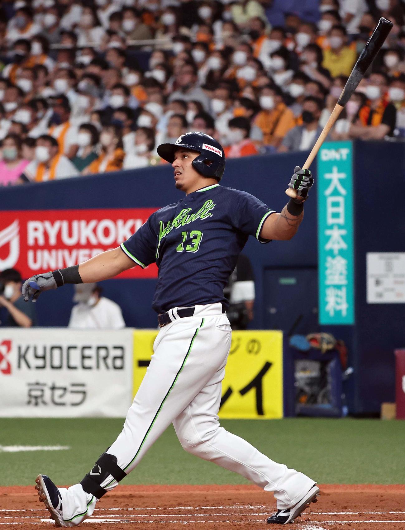 巨人対ヤクルト　2回表ヤクルト無死一塁、オスナは左越え先制2点本塁打を放つ（撮影・上田博志）