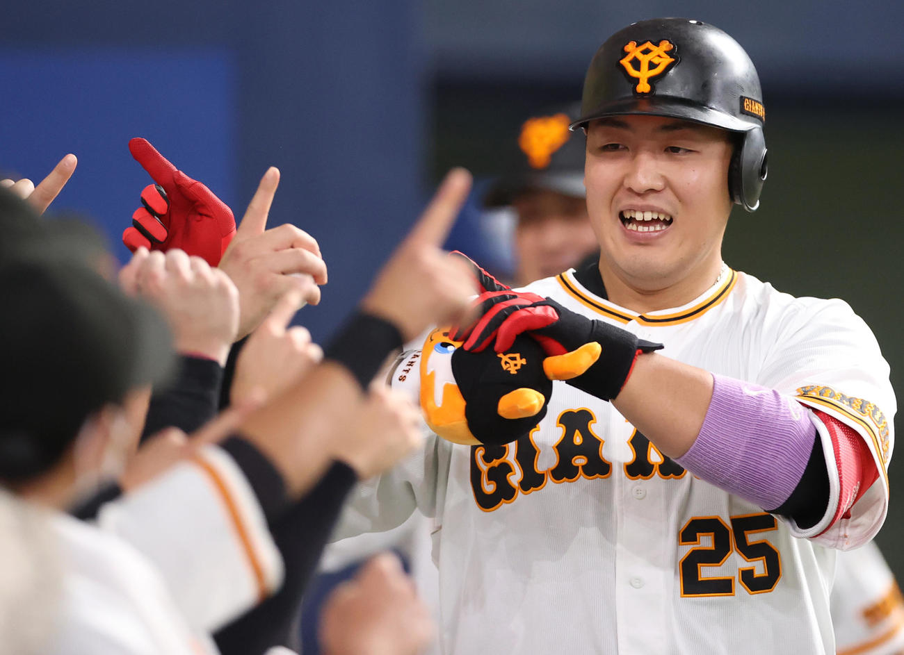 巨人対ヤクルト　2回裏巨人無死一塁、2点本塁打を放ち、チームメートに迎えられる岡本和（撮影・狩俣裕三）