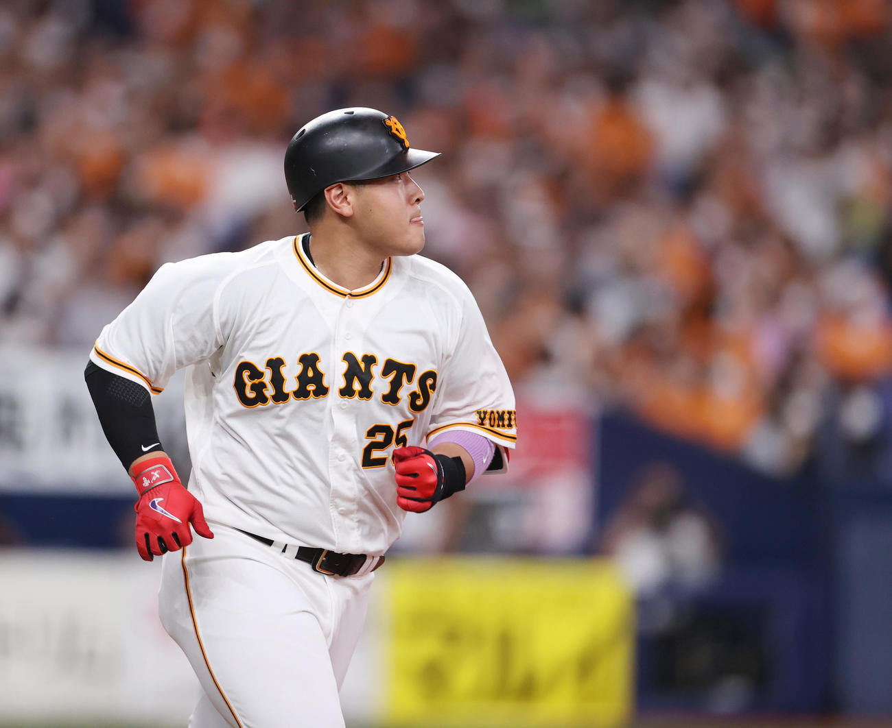 巨人対ヤクルト　2回裏巨人無死一塁、2点本塁打を放つ岡本和（撮影・狩俣裕三）
