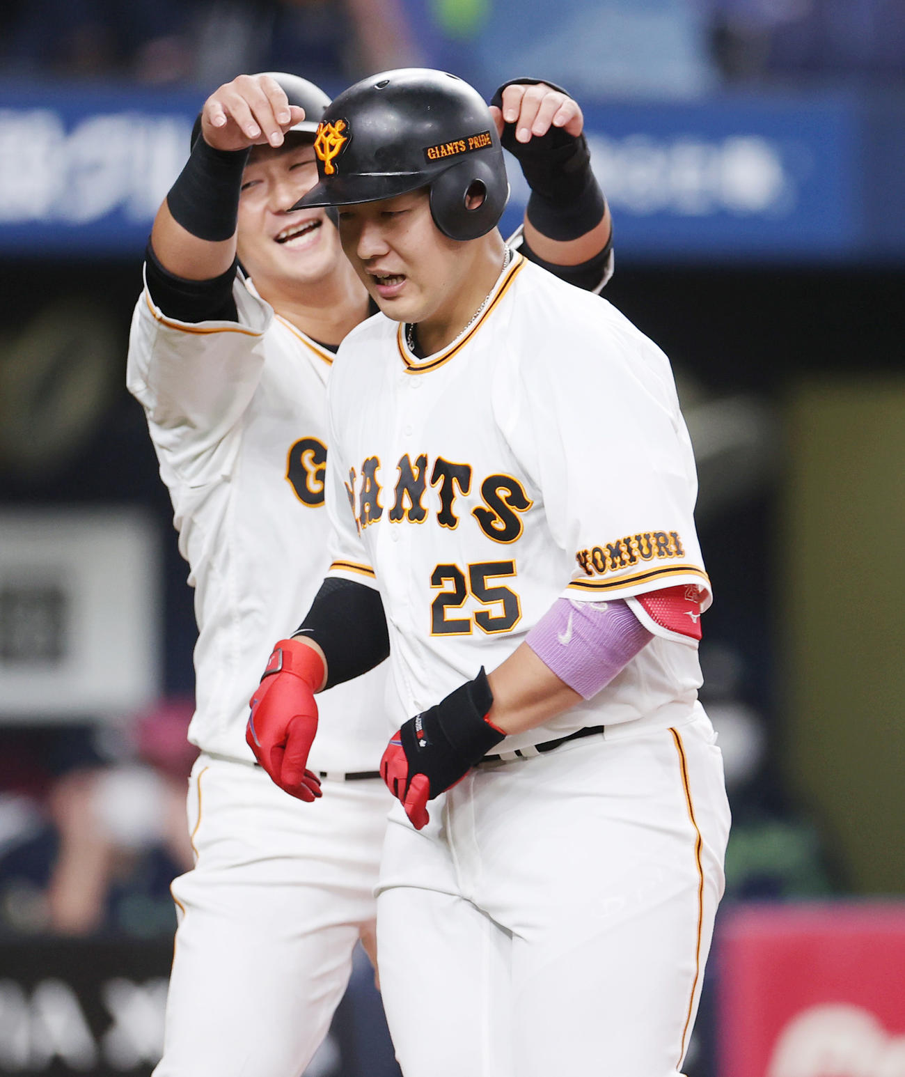 巨人対ヤクルト　2回裏巨人無死一塁、2点本塁打を放ち、中田（左）に迎えられる岡本和（撮影・狩俣裕三）