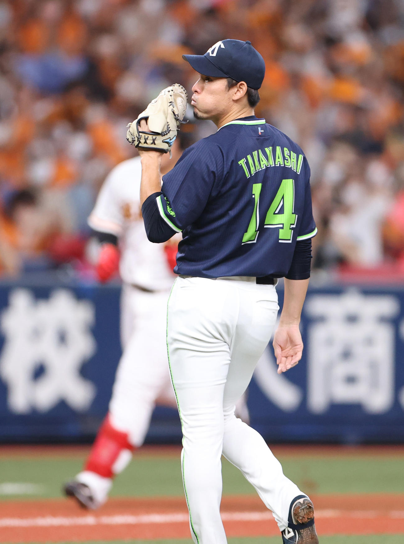 巨人対ヤクルト　2回裏巨人無死一塁、岡本和（後方）に2点本塁打を打たれる高梨（撮影・狩俣裕三）