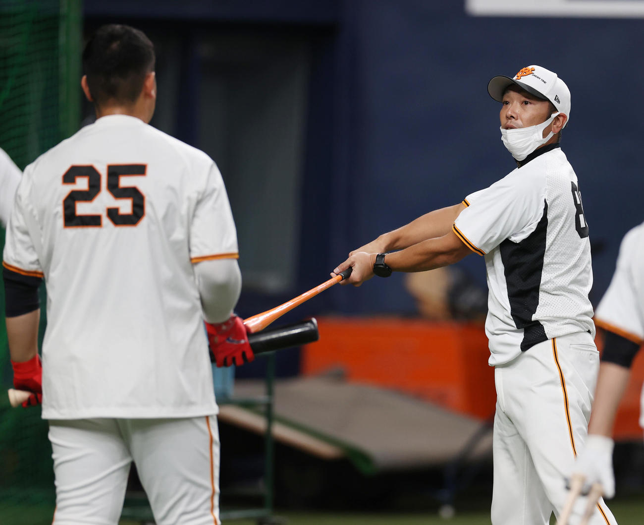 巨人対ヤクルト　試合前の練習で岡本和（左）に打撃指導する阿部作戦兼ディフェンスチーフコーチ（撮影・狩俣裕三）