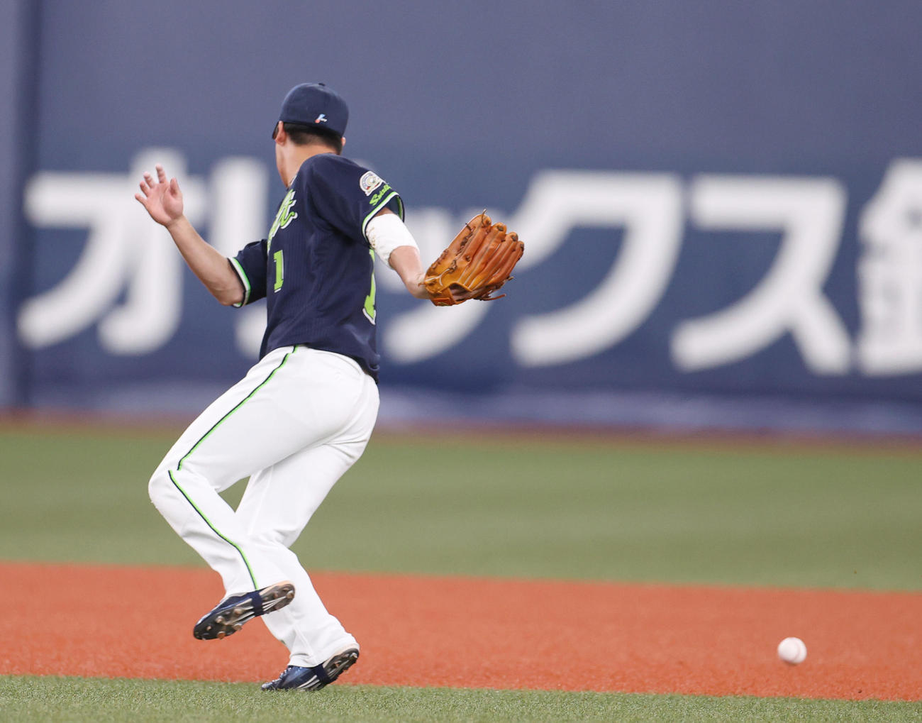 巨人対ヤクルト　2回裏巨人2死二、三塁、坂本の適時内野安打をはじく山田（撮影・狩俣裕三）