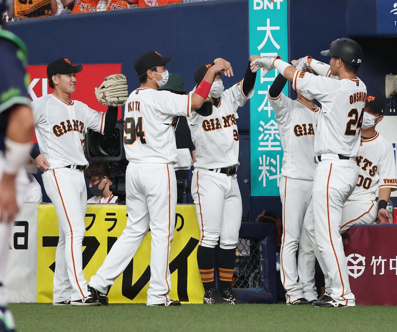 巨人対ヤクルト　2回裏巨人2死一、三塁、井上（左）はポランコの適時打で生還した大城（右）を笑顔で出迎える（撮影・上田博志）