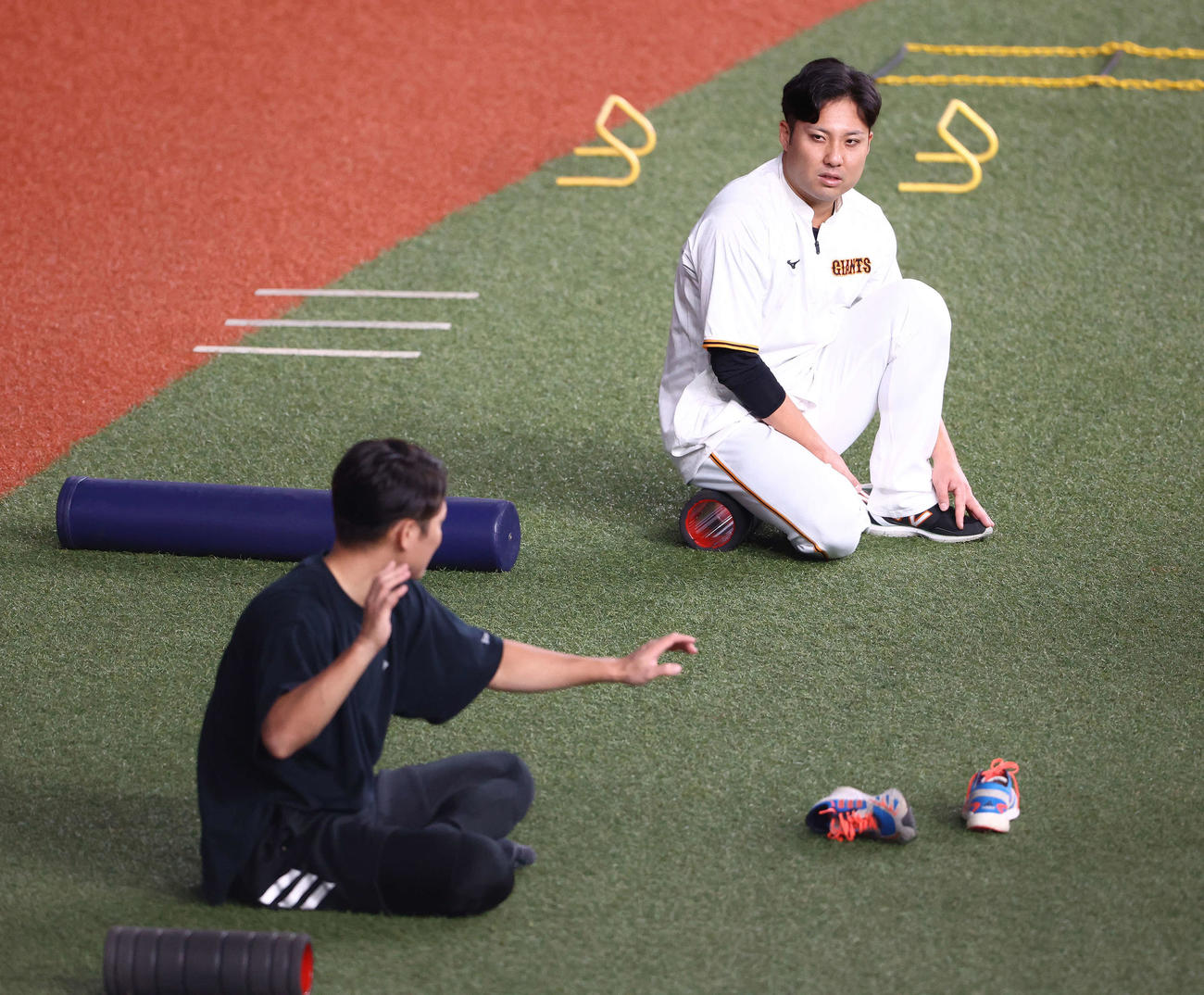 巨人対ヤクルト　試合前、坂本（手前）と会話する巨人今村（撮影・河田真司）