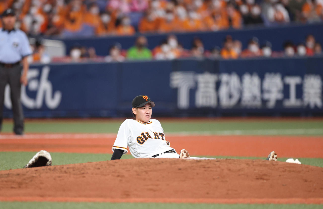 巨人対ヤクルト　3回表ヤクルト無死、塩見の打球をいったん収める井上だが、グラブごとはじかれ、体勢を崩しながら一塁へ必死に送球し、アウトにする（撮影・狩俣裕三）
