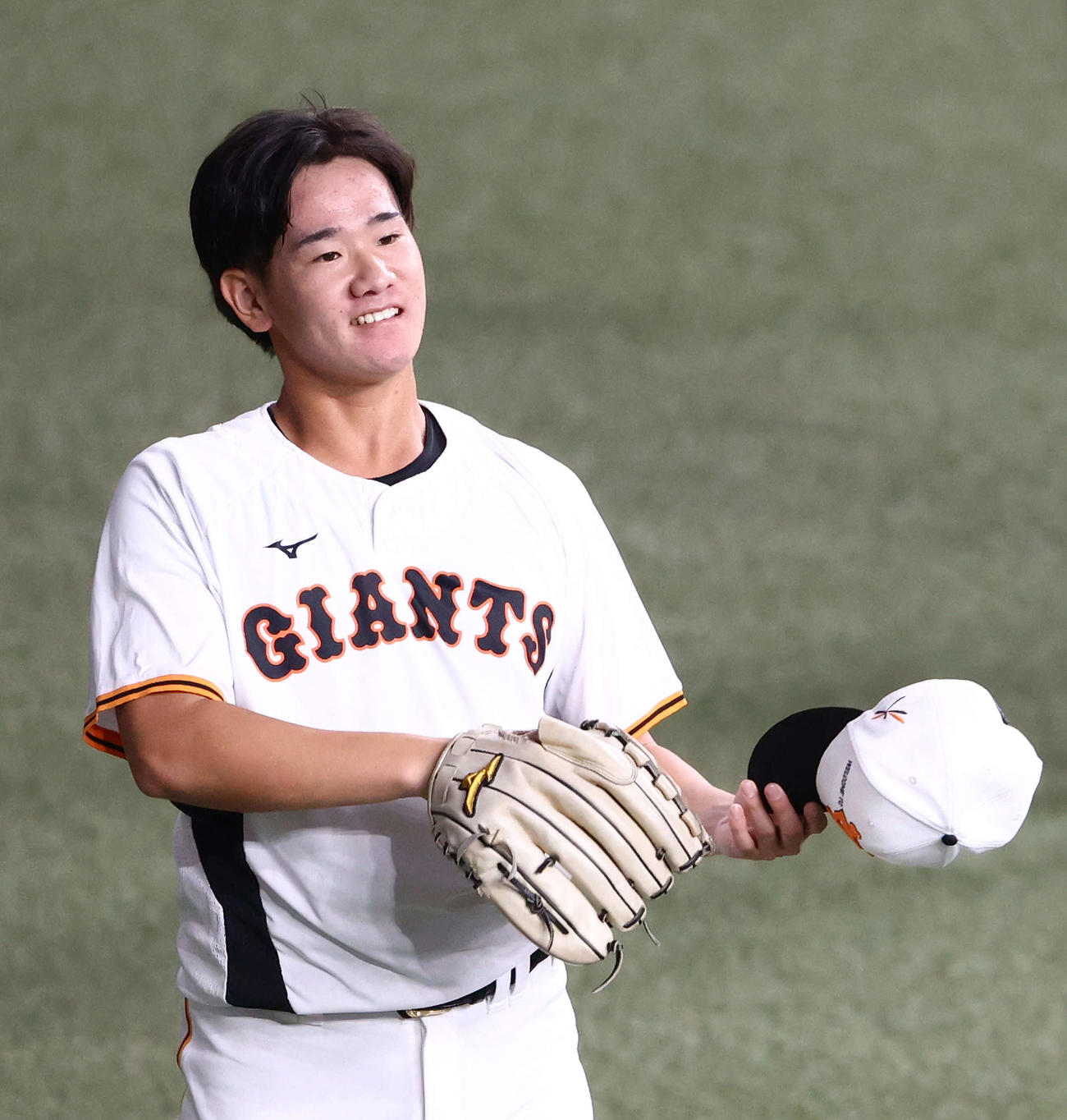 巨人対ヤクルト　試合前、キャッチボールを終える巨人井上（撮影・河田真司）