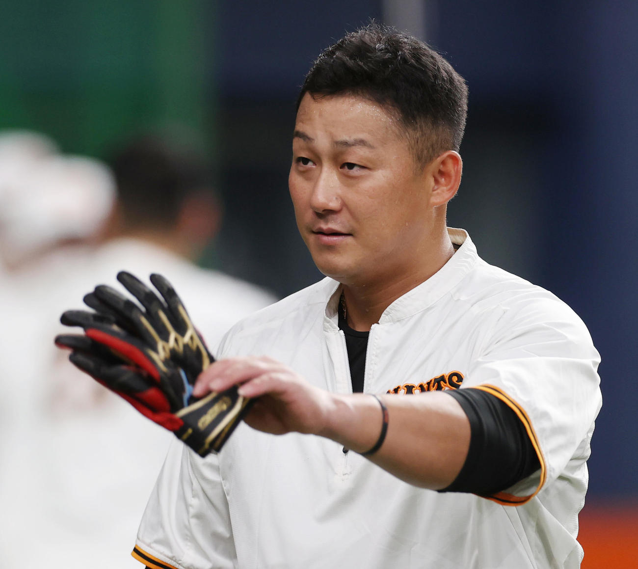 巨人対ヤクルト　試合前の練習でファンに手を振る中田（撮影・狩俣裕三）