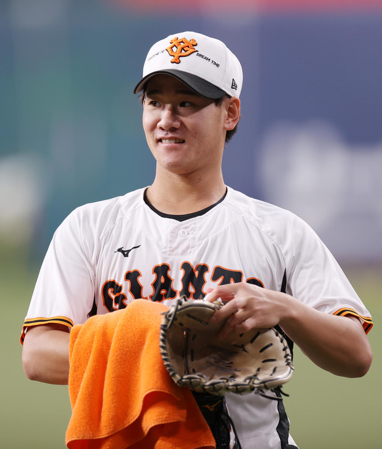 巨人対ヤクルト　試合前、笑顔を見せる井上（撮影・狩俣裕三）