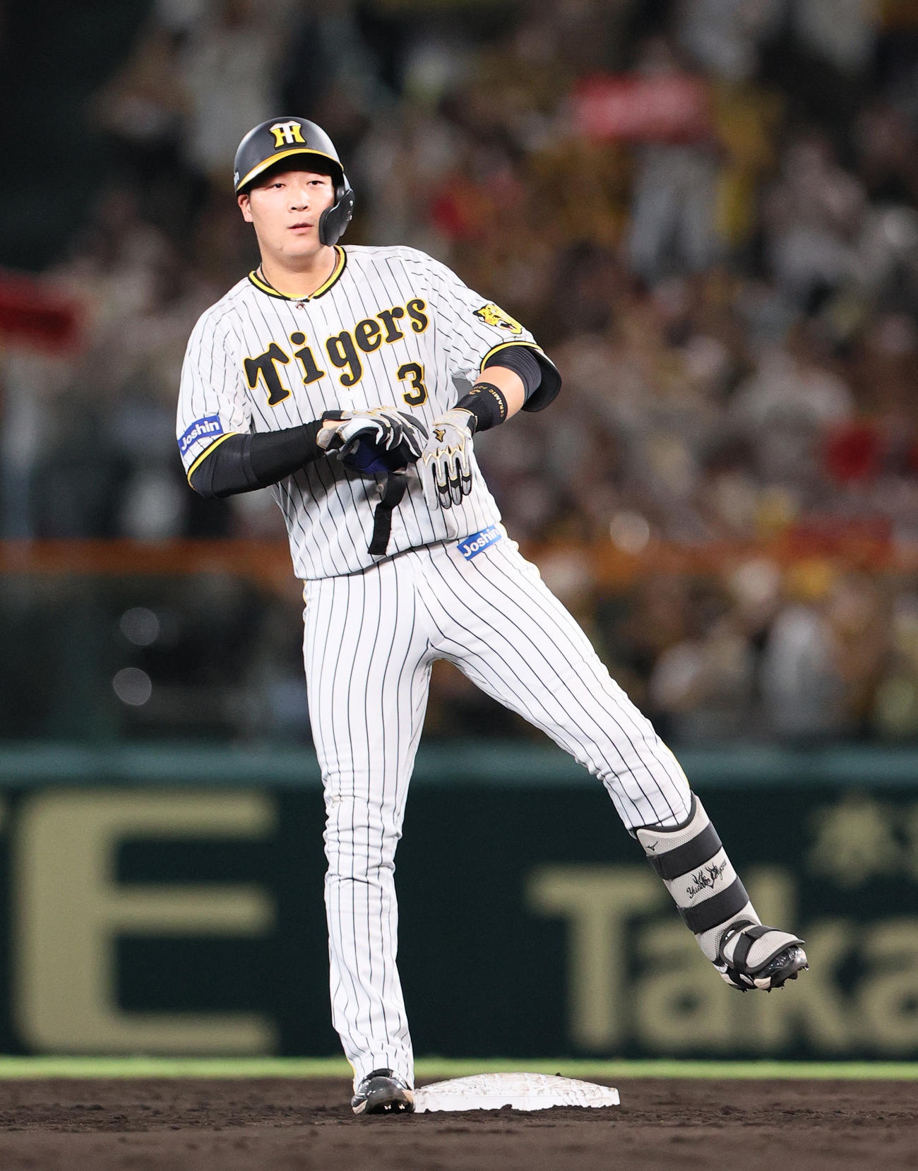 阪神対広島　4回裏阪神1死一、二塁、大山は左に適時二塁打を放つ（撮影・上山淳一）