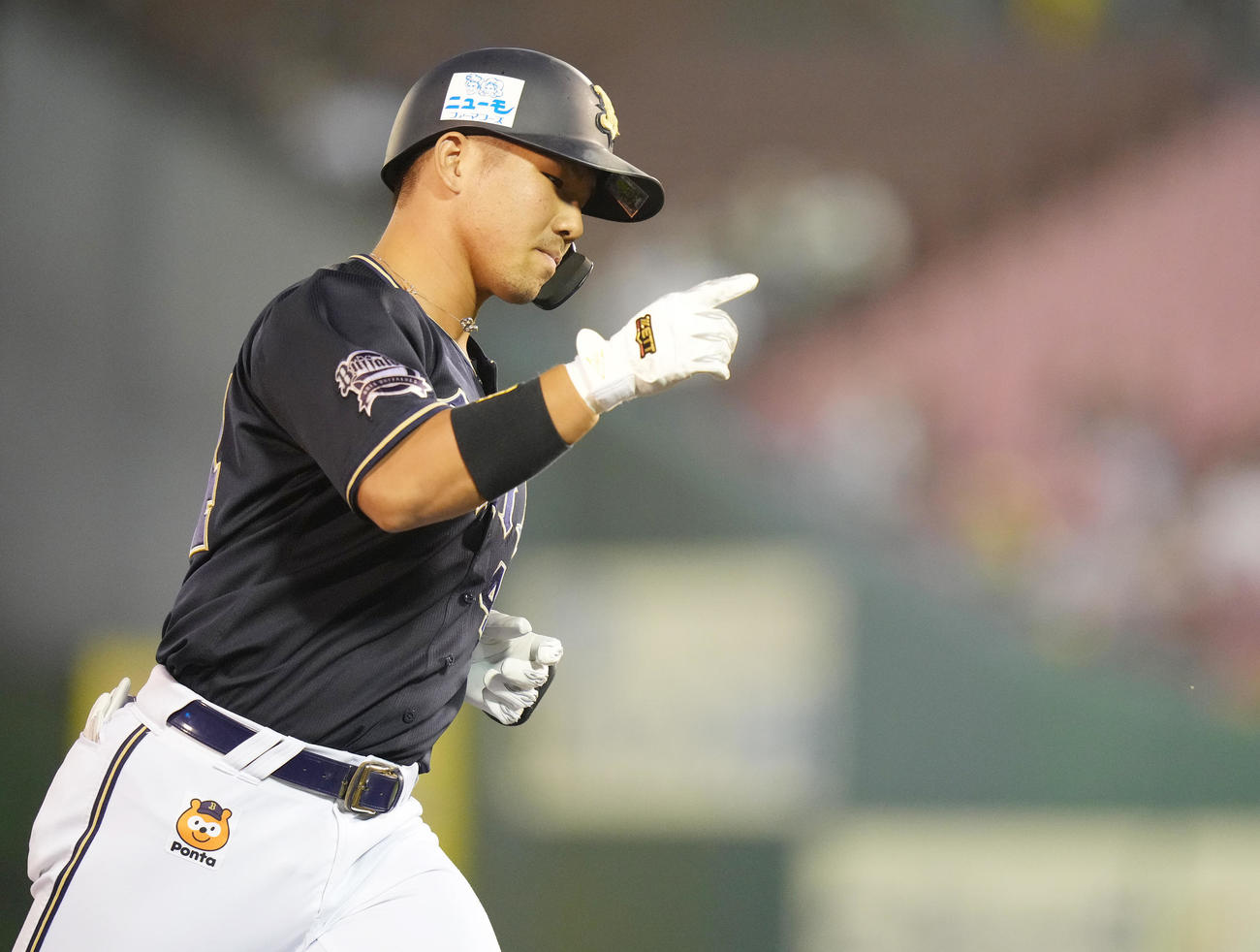 楽天対オリックス　2回表オリックス無死一塁、左越え2点本塁打を放ちダイヤモンドをまわる頓宮（撮影・鈴木みどり）