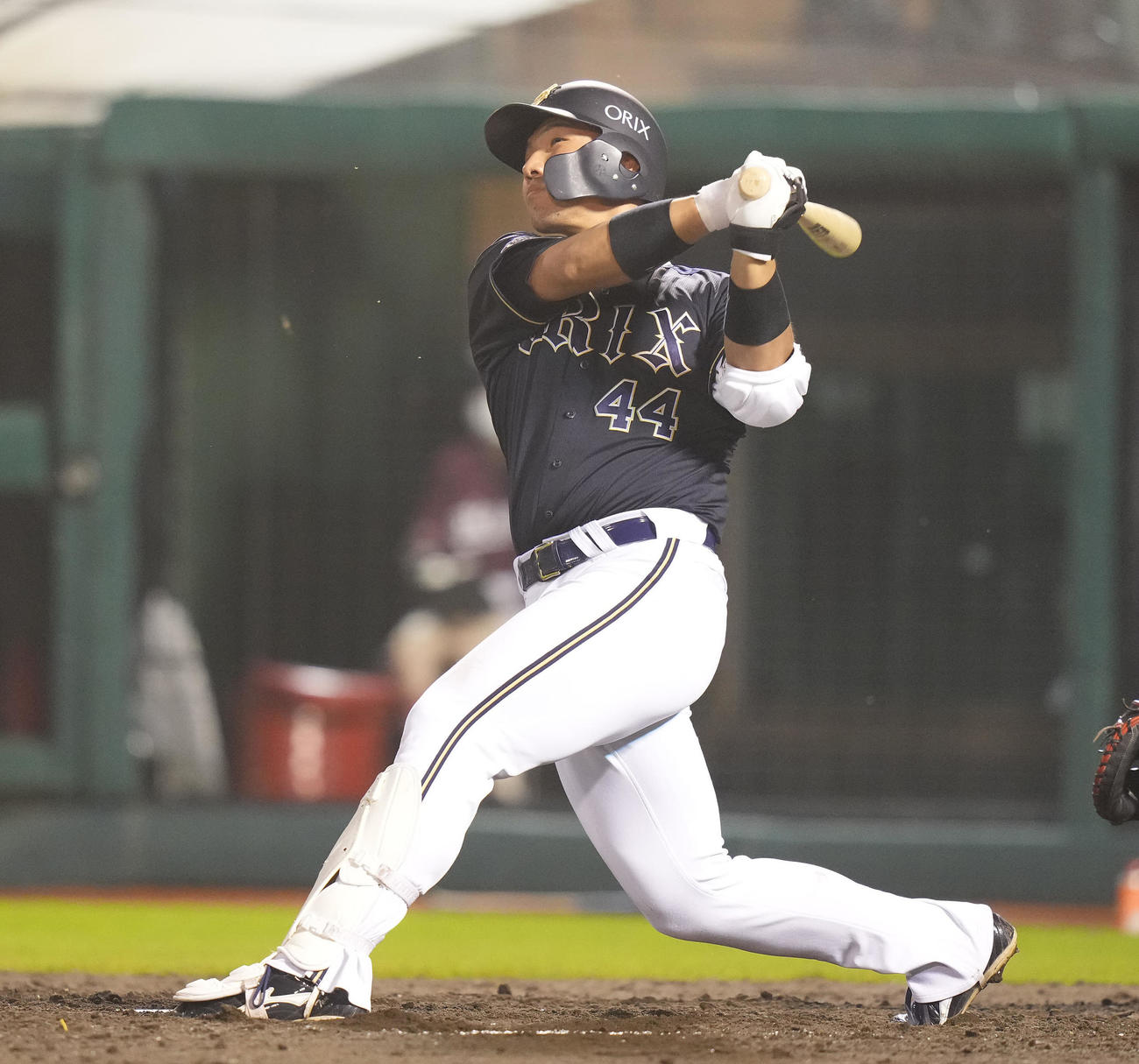 楽天対オリックス　3回表オリックス2死一、二塁、左越え3点本塁打放つ頓宮（撮影・鈴木みどり）