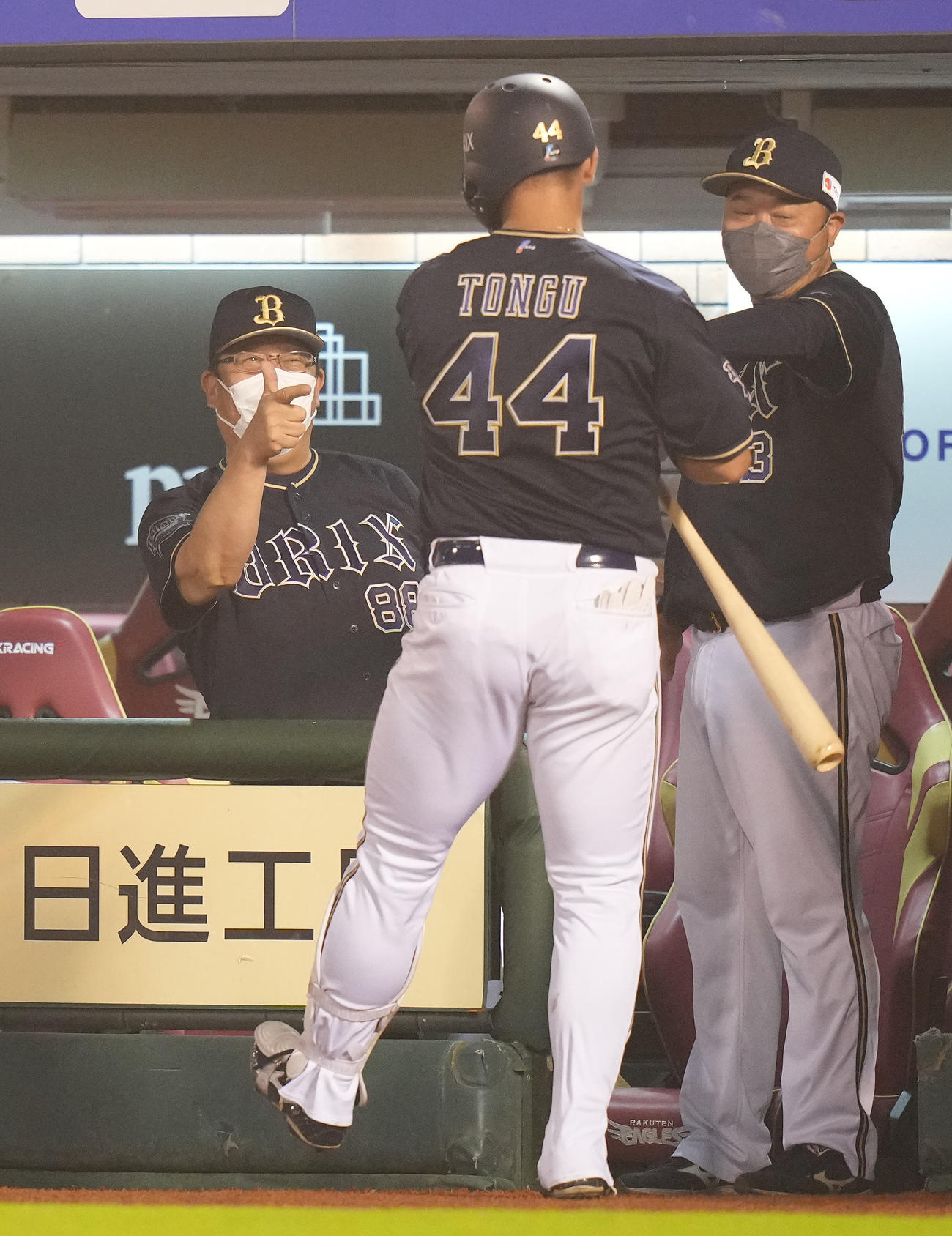 楽天対オリックス　3回表オリックス2死一、二塁、左越え3点本塁打放った頓宮（中央）を迎える水本監督代行（左）（撮影・鈴木みどり）