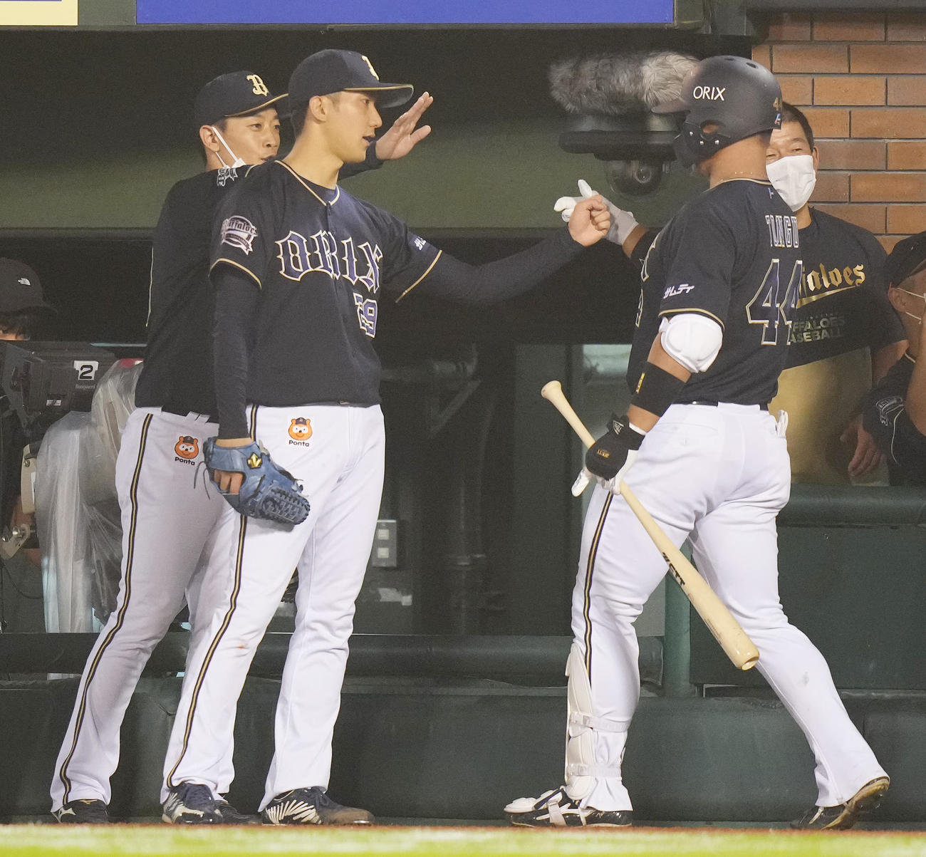 楽天対オリックス　3回表オリックス2死一、二塁、左越え3点本塁打放った頓宮（右）を迎える田嶋（中央）（撮影・鈴木みどり）