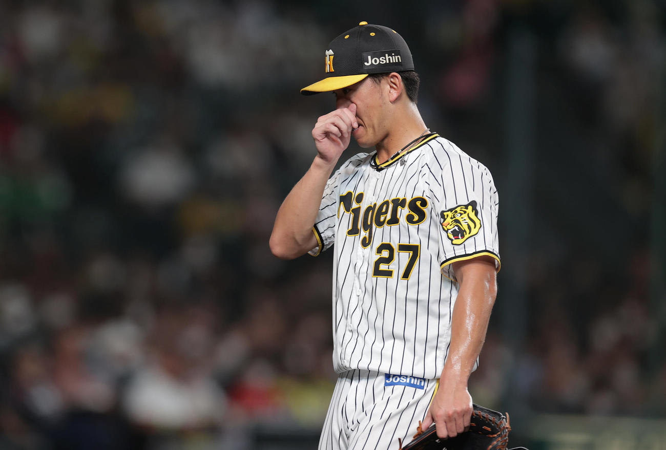 阪神対広島　5回表を投げ終え、悔しそうにベンチへ戻る阪神伊藤将（撮影・前田充）