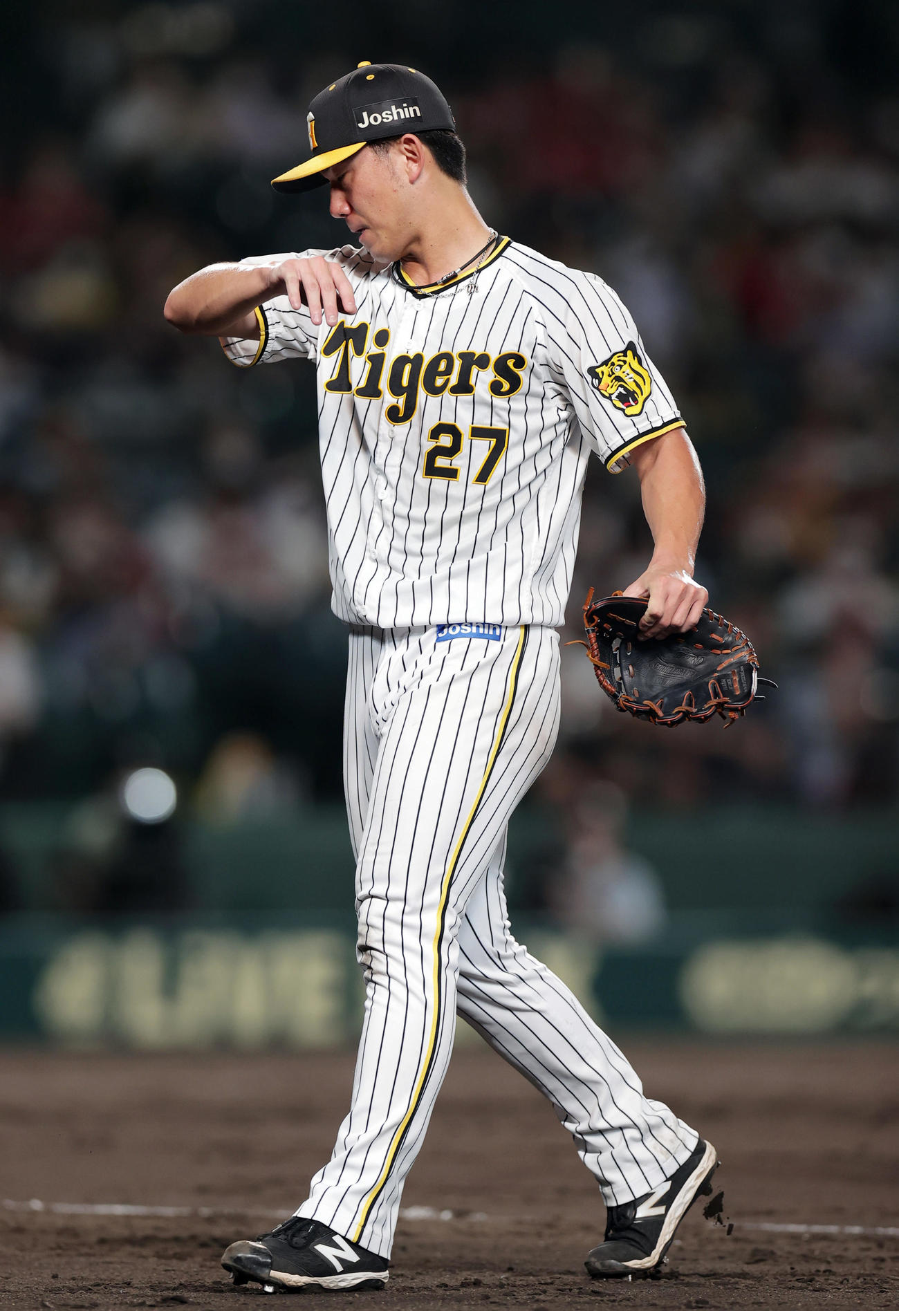 阪神対広島　5回表を投げ終え、悔しそうにベンチへ戻る阪神伊藤将（撮影・前田充）