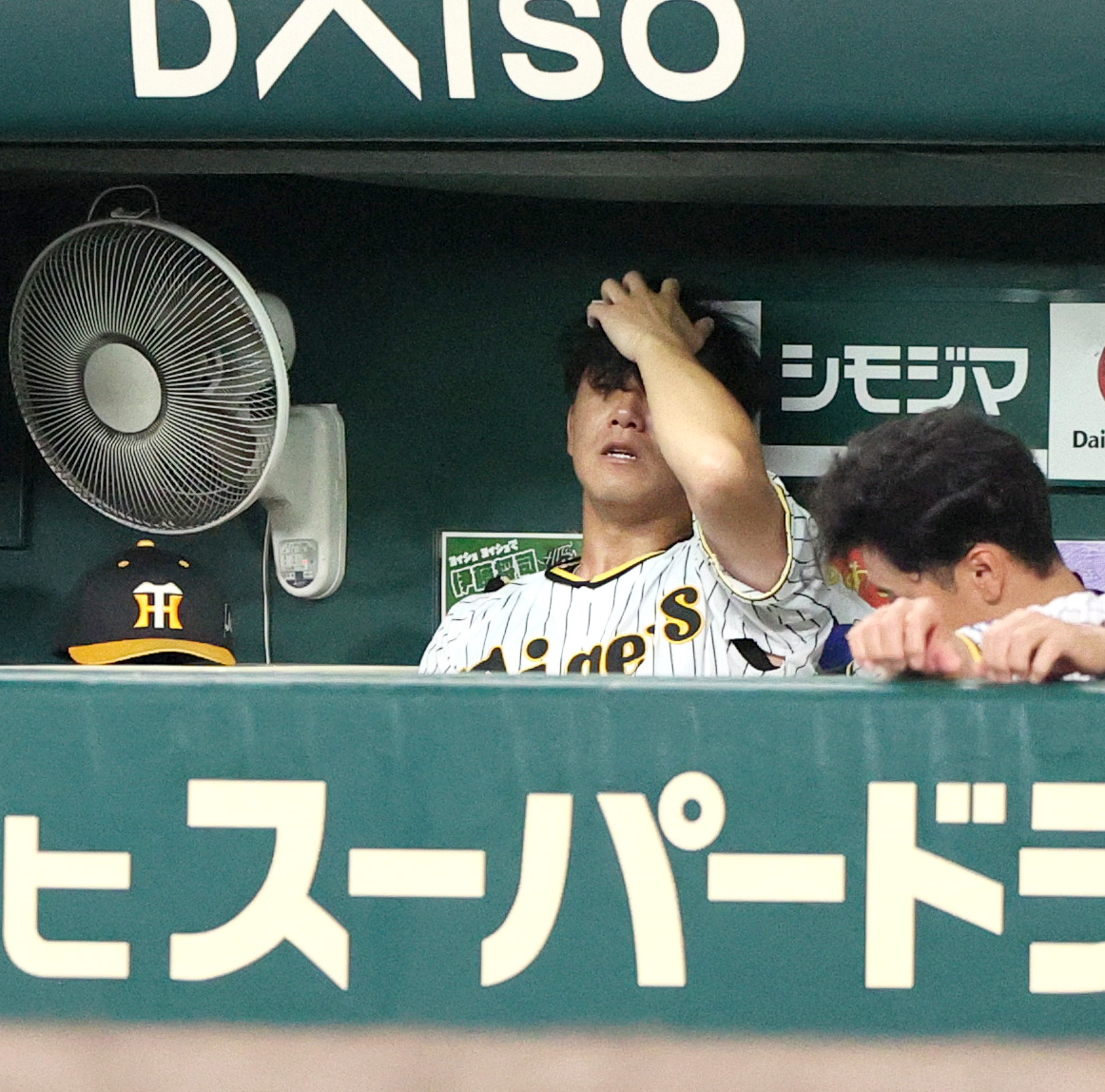 阪神対広島　5回に広島菊池涼に3ランを浴びた伊藤将はベンチで落胆する（撮影・上山淳一）
