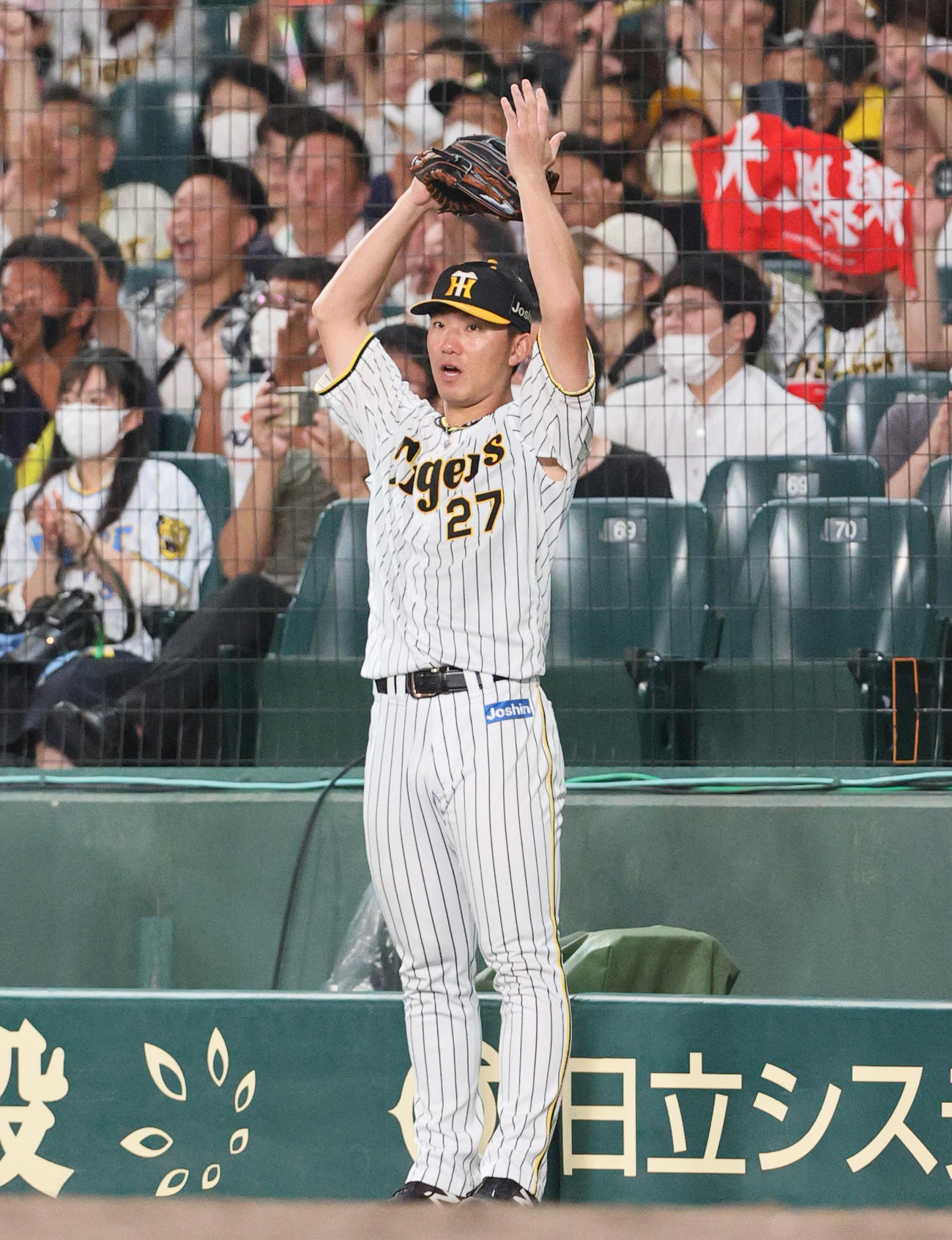 阪神対広島　4回裏阪神1死一、二塁、伊藤将は大山の左適時二塁打で喜ぶ（撮影・上山淳一）
