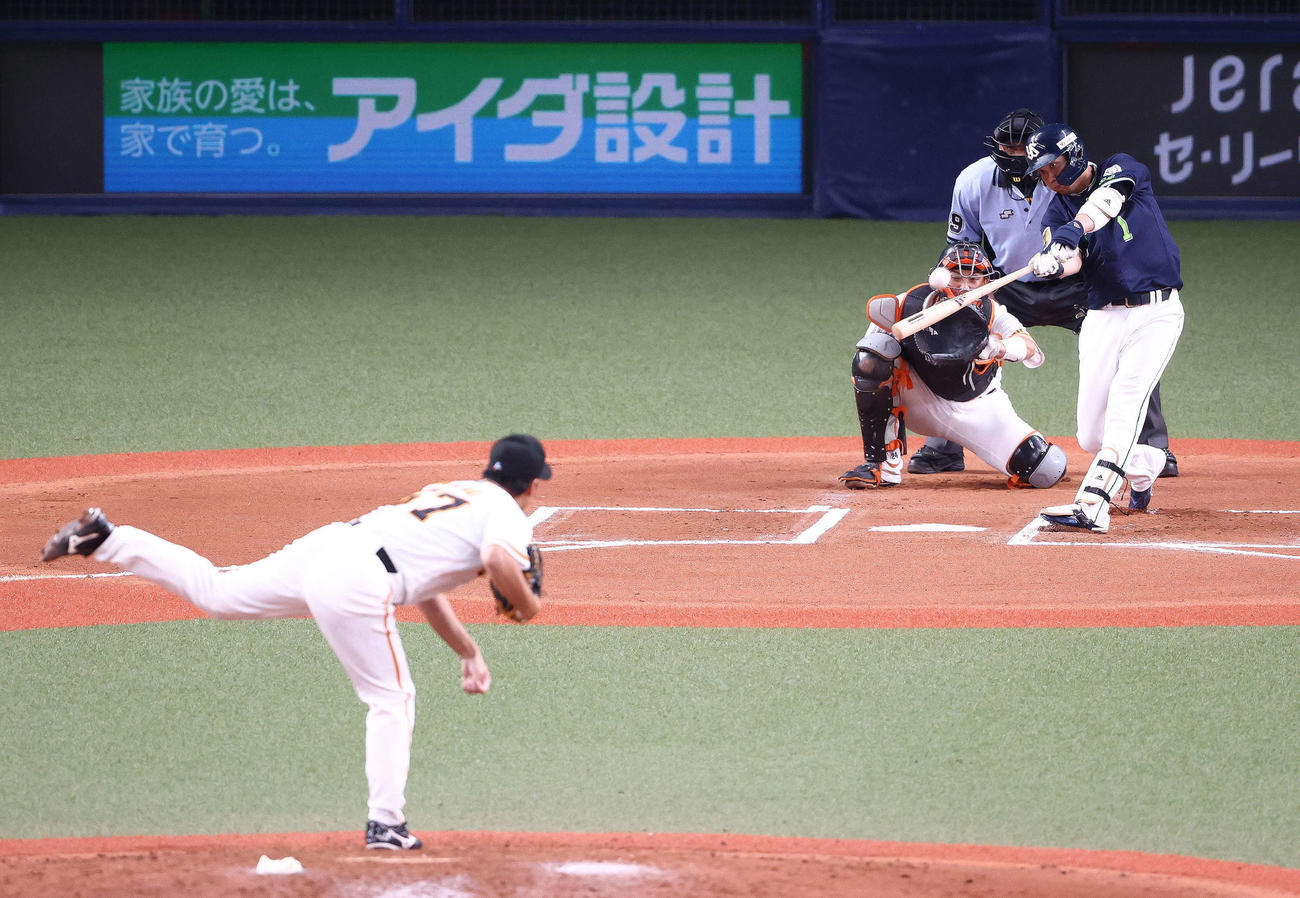 巨人対ヤクルト　6回表ヤクルト無死、左越えソロ本塁打を放つ山田哲人。投手高木（撮影・河田真司）