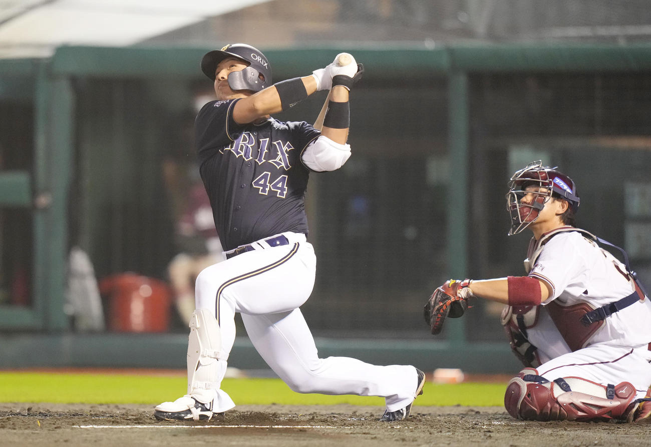 楽天対オリックス　2回表オリックス無死一塁、左越え2点本塁打を放つ頓宮（撮影・鈴木みどり）