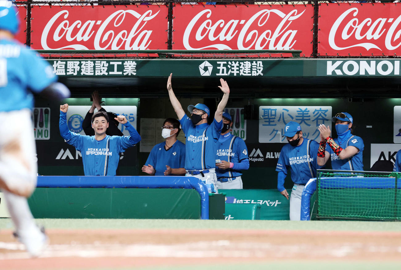西武対日本ハム　7回表日本ハム2死二塁、松本剛の左適時打で大喜びする清宮（左）、新庄監督（右）ら日本ハムベンチ（撮影・浅見桂子）
