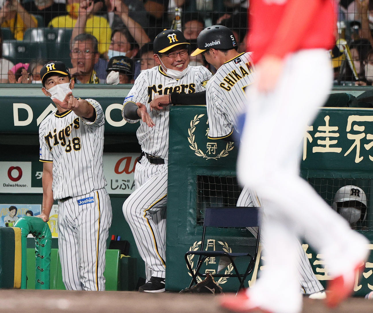 阪神対広島　7回裏阪神1死満塁、矢野監督（左）はロハス・ジュニアの右犠飛で生還の近本（手前）を出迎える（撮影・上山淳一）