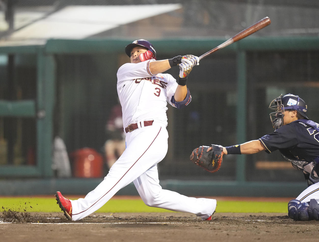 楽天対オリックス　1回裏楽天1死一塁、左中間に先制の2点本塁打を放つ浅村（撮影・鈴木みどり）