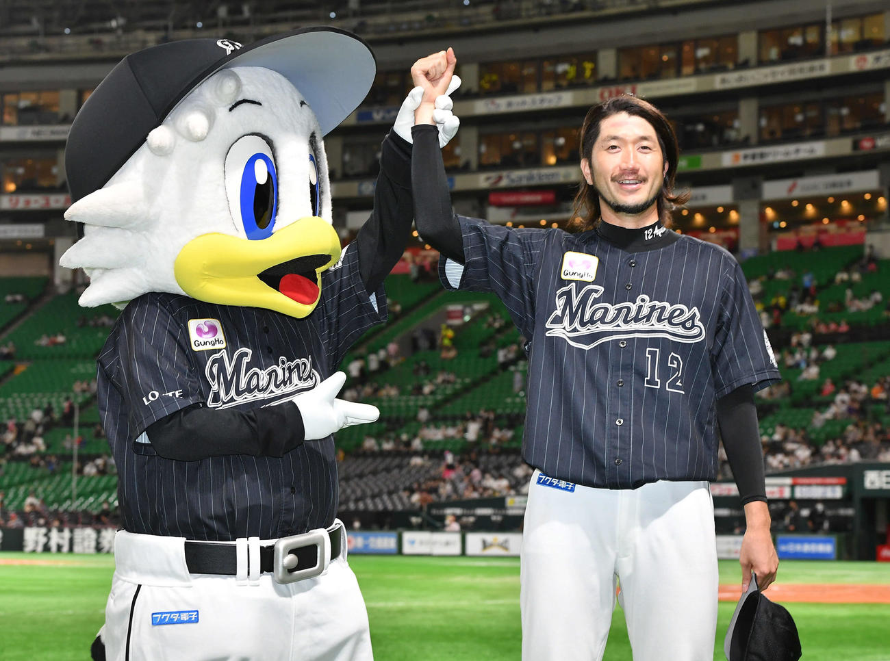 ソフトバンク対ロッテ　今季7勝目を挙げ、マーくんと笑顔でポーズをとる石川（撮影・岩下翔太）