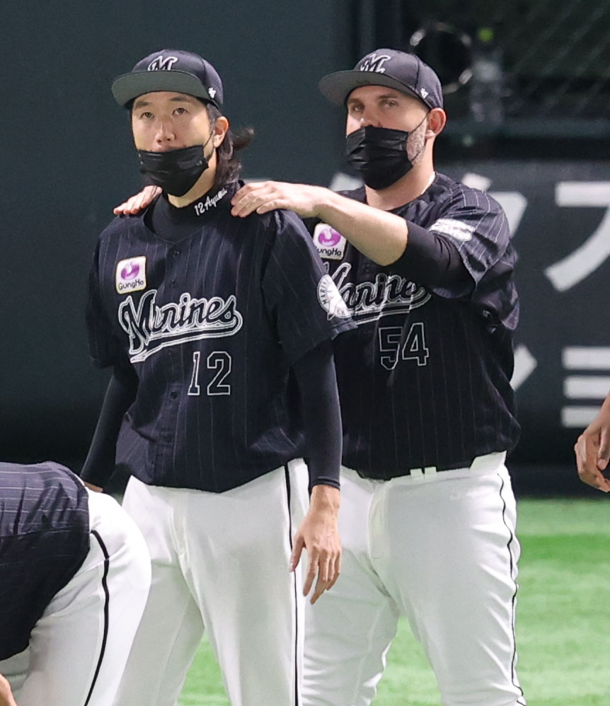 ソフトバンク対ロッテ　勝利投手となった石川はレアードから肩をもまれる（撮影・梅根麻紀）