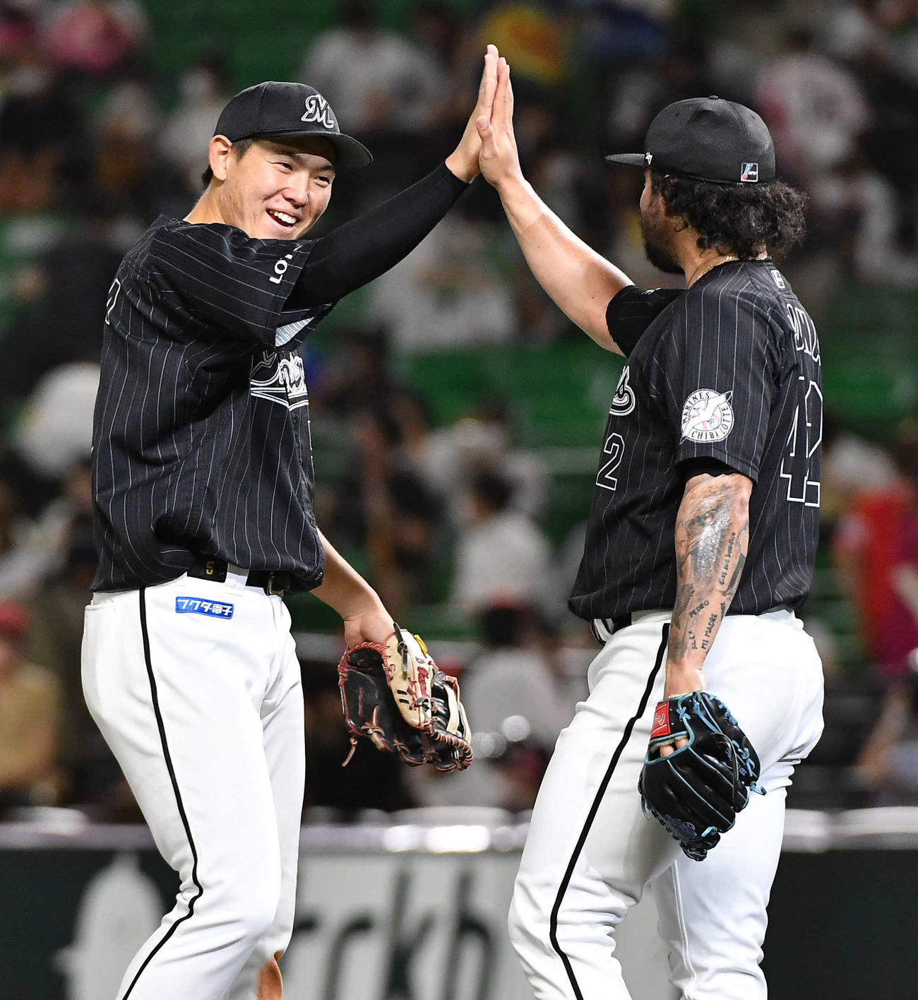 ソフトバンク対ロッテ　ソフトバンクに勝利し、最終回を締めたオスナ（右）と笑顔でタッチを交わす安田（撮影・岩下翔太）