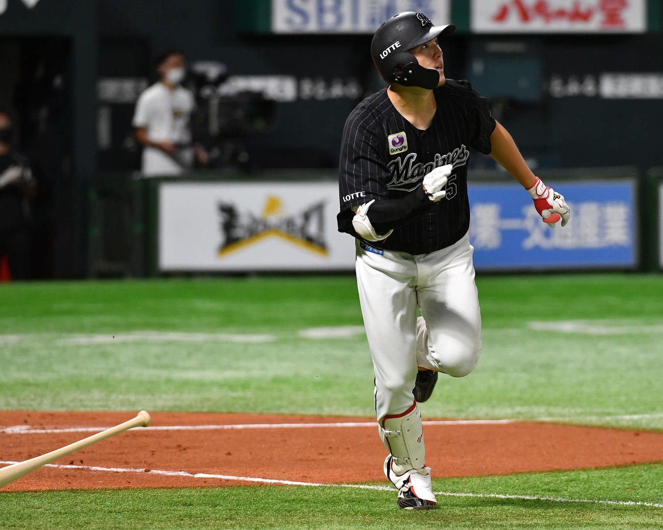 ソフトバンク対ロッテ　8回表ロッテ無死、安田は右越え本塁打を放つ（撮影・岩下翔太）