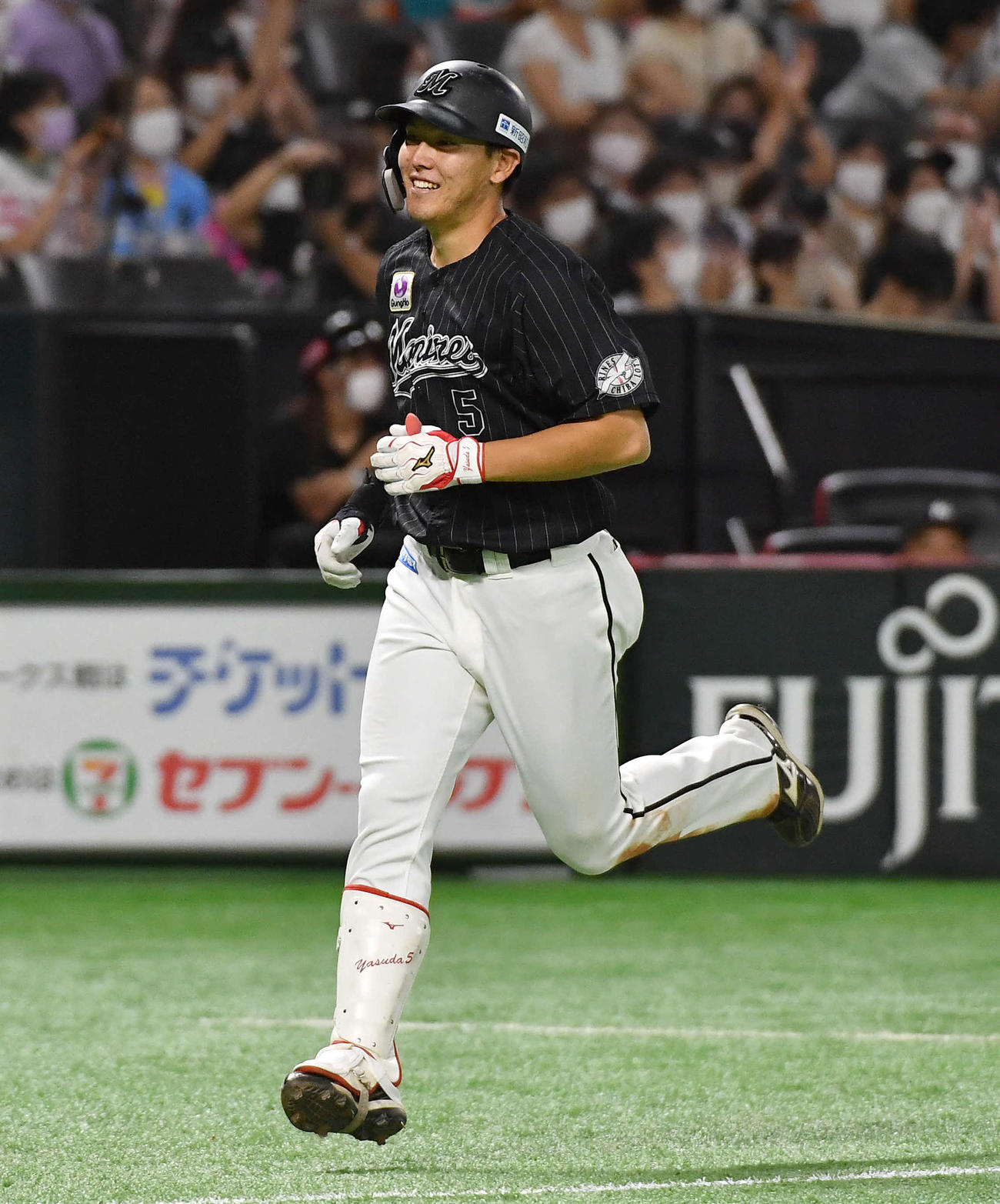 ソフトバンク対ロッテ　8回表ロッテ無死、右越え本塁打を放ち、笑顔で生還する安田（撮影・岩下翔太）