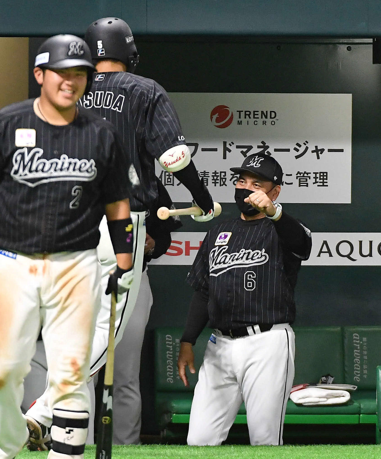 ソフトバンク対ロッテ　8回表ロッテ無死、右越え本塁打を放った安田（後方左）とグータッチを交わす井口監督（撮影・岩下翔太）