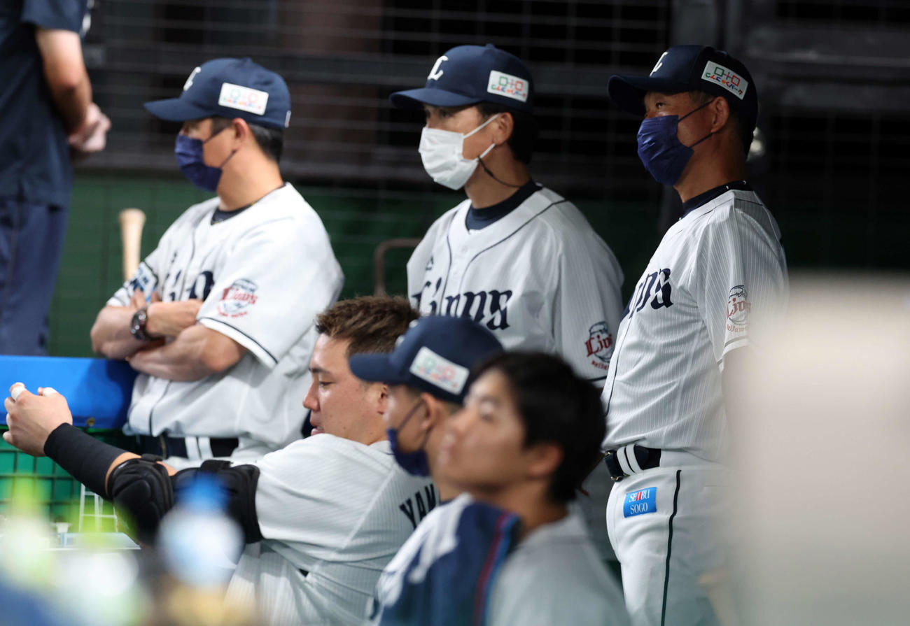 西武対日本ハム　2－4で敗れ、ベンチで厳しい表情の辻監督（右）ら西武ベンチ（撮影・浅見桂子）