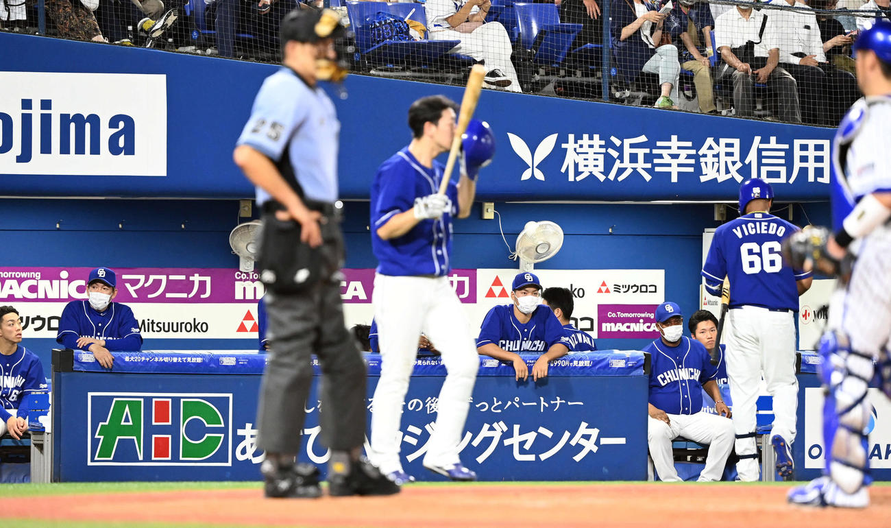 DeNA対中日　8回表中日1死一塁、空振り三振に倒れたビシエドを横目に厳しい表情の立浪監督（左から2人目）（撮影・たえ見朱実）