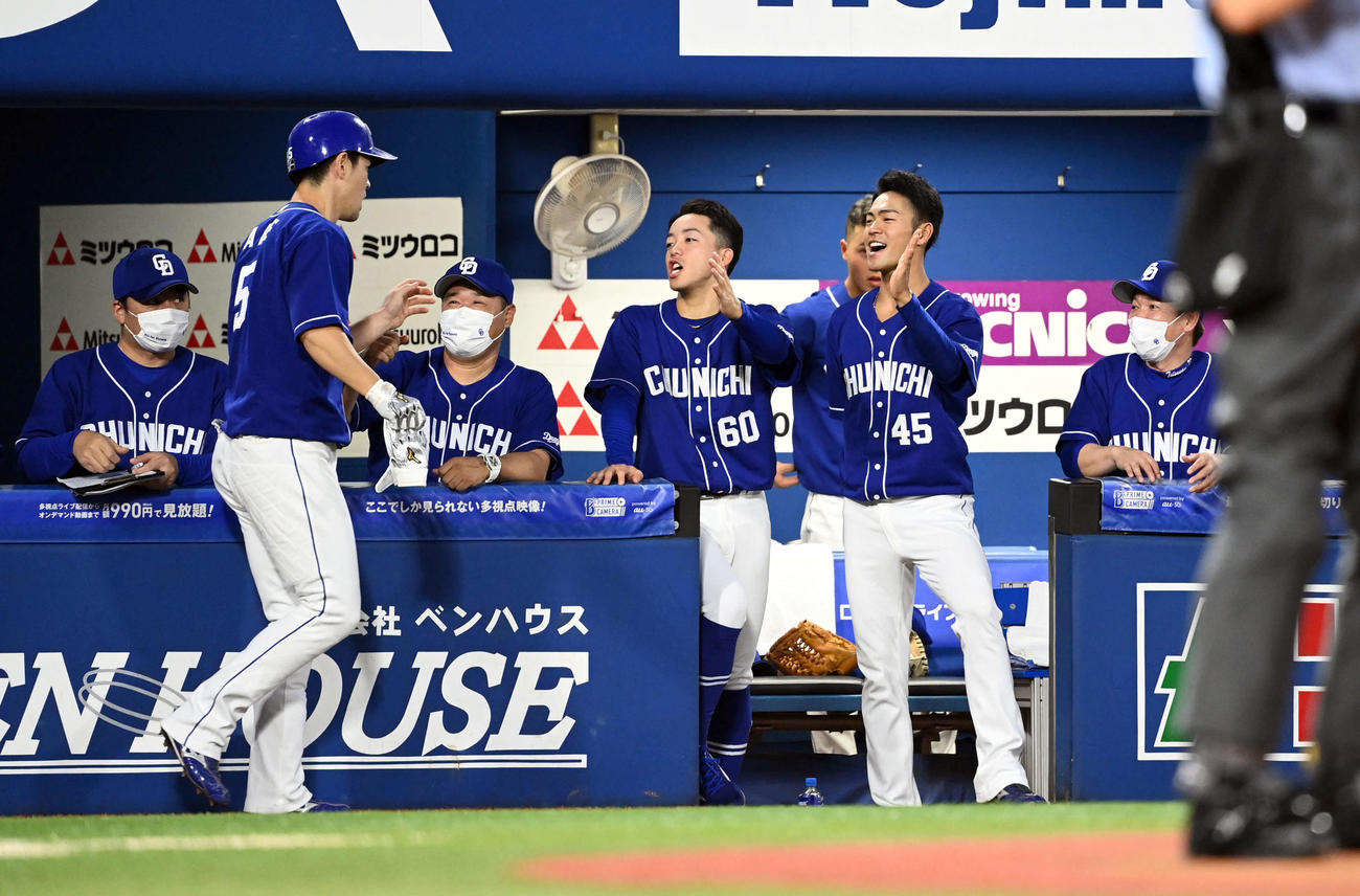 DeNA対中日　2回表中日無死、先制のソロ本塁打を放った阿部寿樹を迎える立浪監督（右端）（撮影・たえ見朱実）