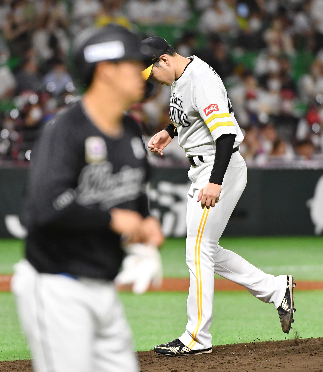ソフトバンク対ロッテ　5回表ロッテ1死、中村奨（左）に四球を与えたソフトバンク石川（撮影・岩下翔太）