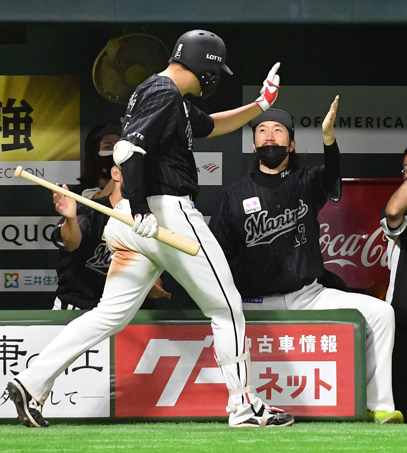 ソフトバンク対ロッテ　8回表ロッテ無死、右越え本塁打を放った安田（左）とタッチを交わす石川（撮影・岩下翔太）