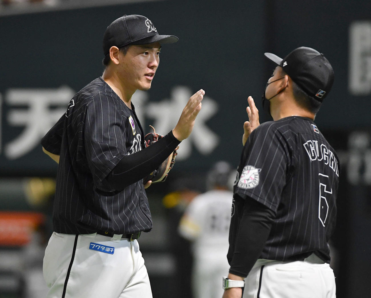 ソフトバンク対ロッテ　ソフトバンクに勝利し、井口監督（右）とタッチを交わす安田（撮影・岩下翔太）