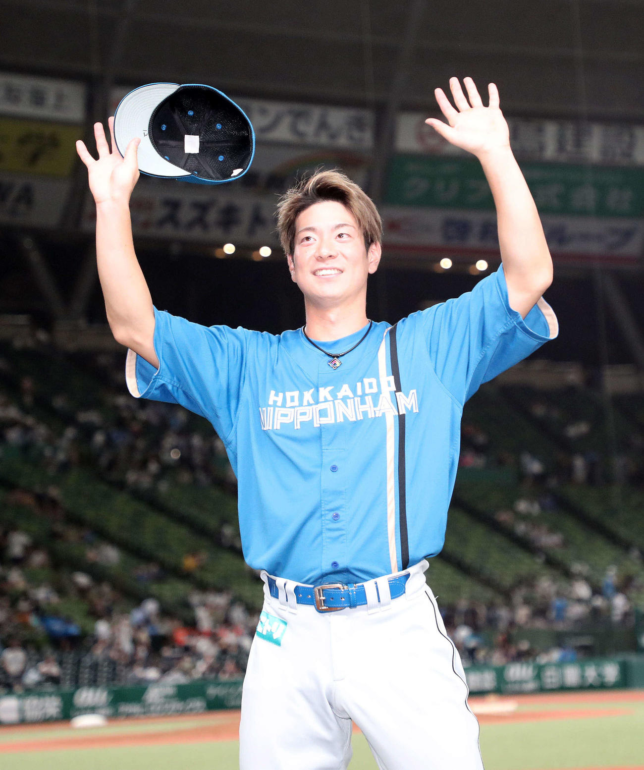 西武対日本ハム　勝利しファンに手を振る日本ハム松本剛（撮影・鈴木正人）