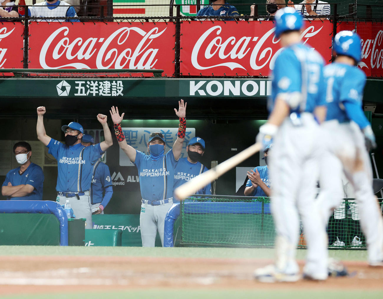 西武対日本ハム　7回表日本ハム2死一、三塁、打者松本剛の時、相手暴投で三塁走者清宮（右）が勝ち越しの生還を果たし、バンザイする新庄監督（中央）（撮影・浅見桂子）