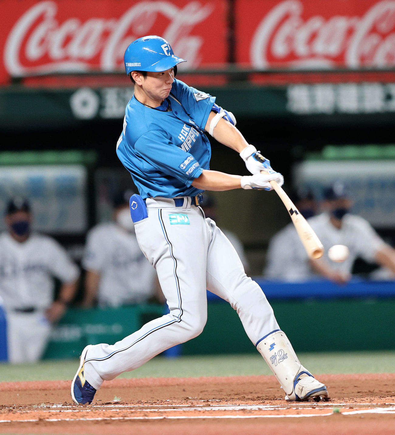 西武対日本ハム　1回表日本ハム1死一、二塁、松本剛は左越え適時二塁打を放つ（撮影・鈴木正人）