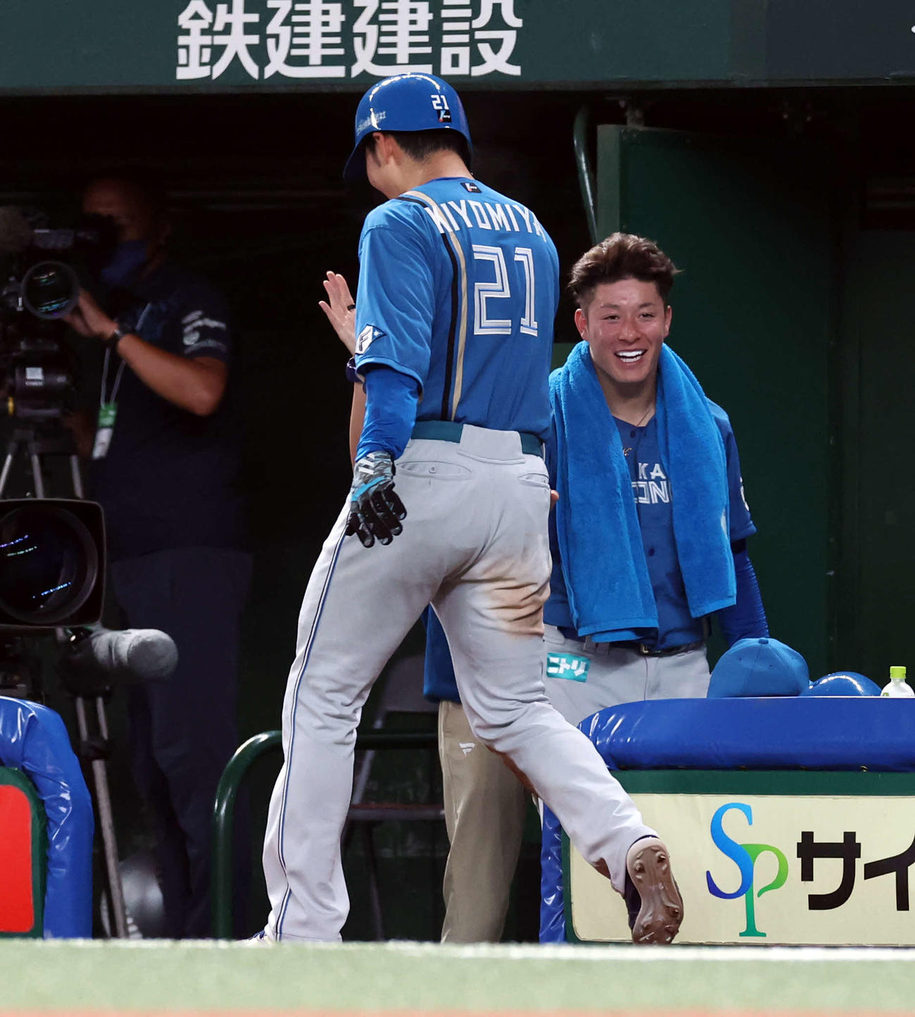西武対日本ハム　7回表日本ハム2死一、三塁、相手暴投で勝ち越しの生還をした清宮（手前）を笑顔で迎える吉田（撮影・浅見桂子）