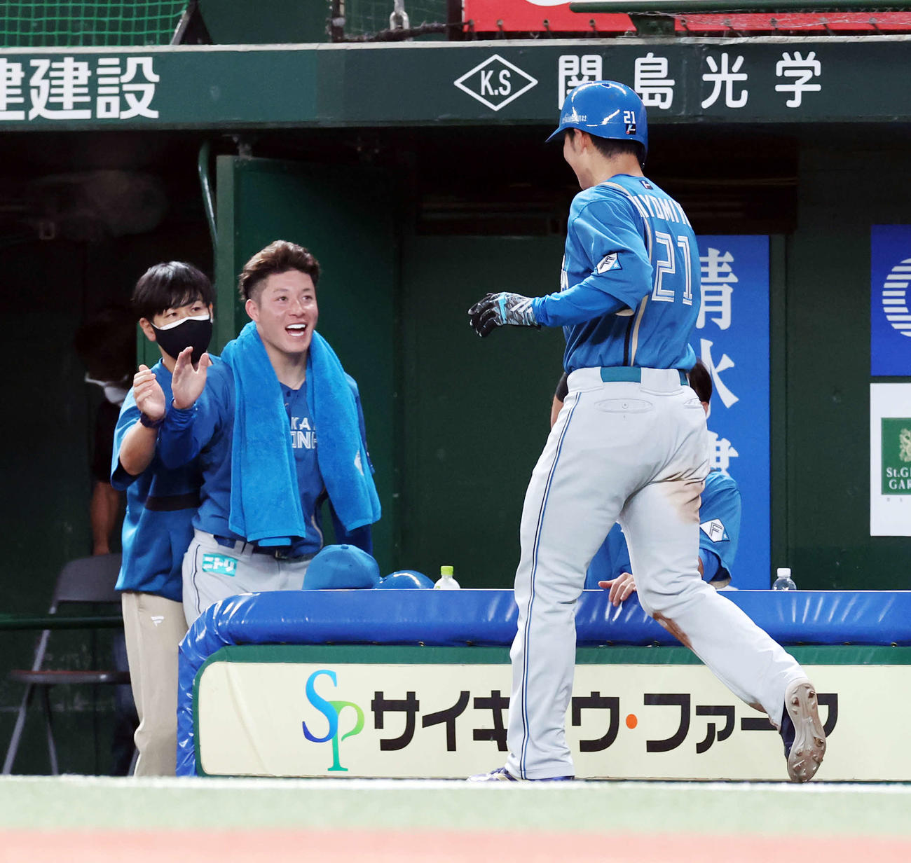 西武対日本ハム　7回表日本ハム2死一、三塁、相手暴投で勝ち越しの生還をした清宮（右）を笑顔で迎える吉田（撮影・浅見桂子）