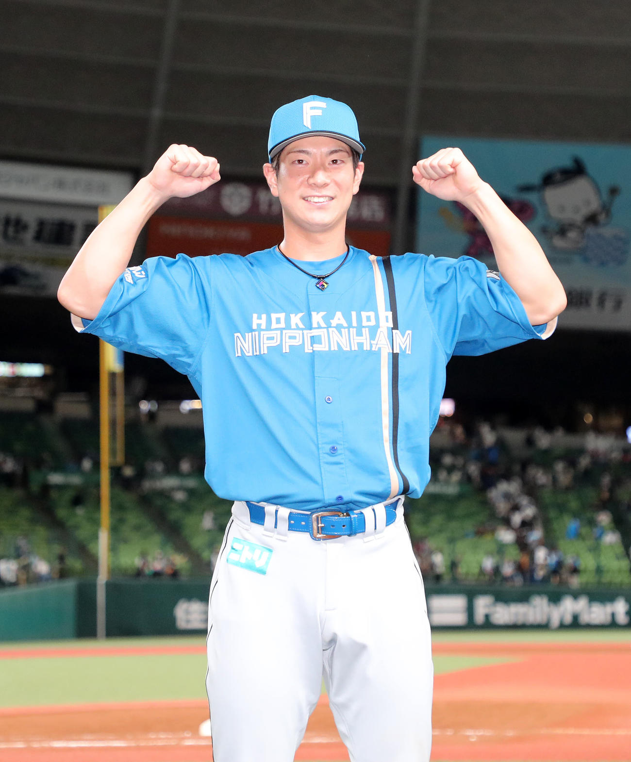 西武対日本ハム　勝利しガッツポーズする日本ハム松本剛（撮影・鈴木正人）