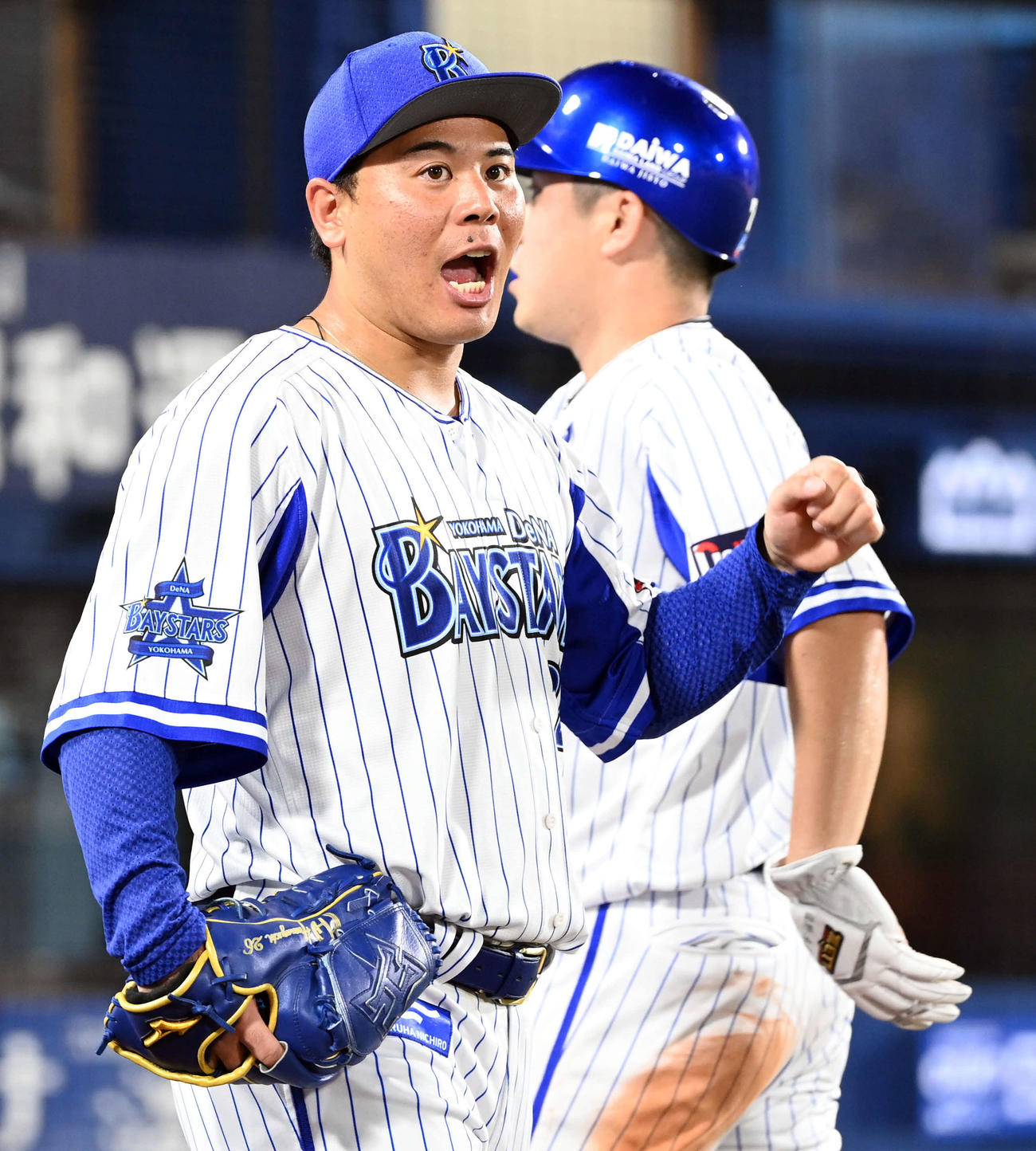 DeNA対中日　6回裏、中日に勝ち越し笑顔を見せるDeNAの先発浜口（撮影・たえ見朱実）