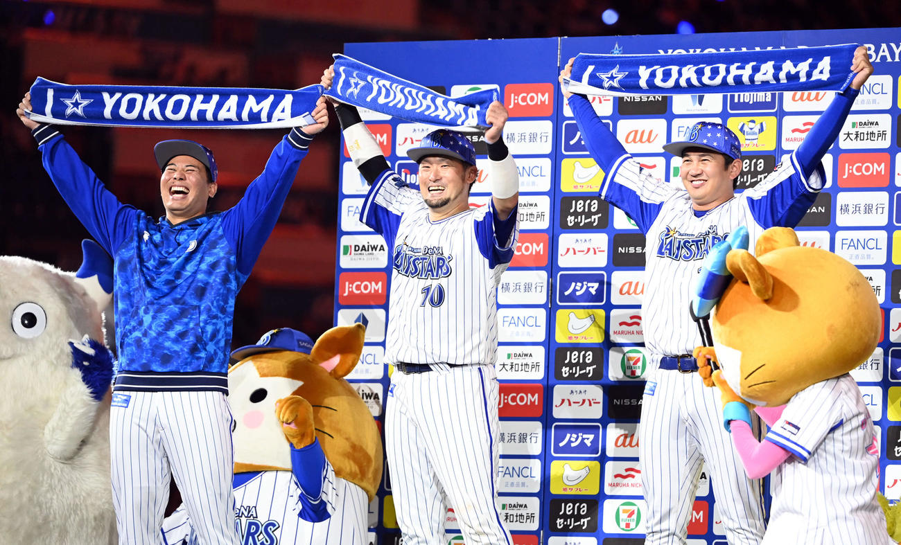 DeNA対中日　ヒーローインタビューで笑顔を見せる、DeNA浜口、戸柱、山崎（撮影・たえ見朱実）